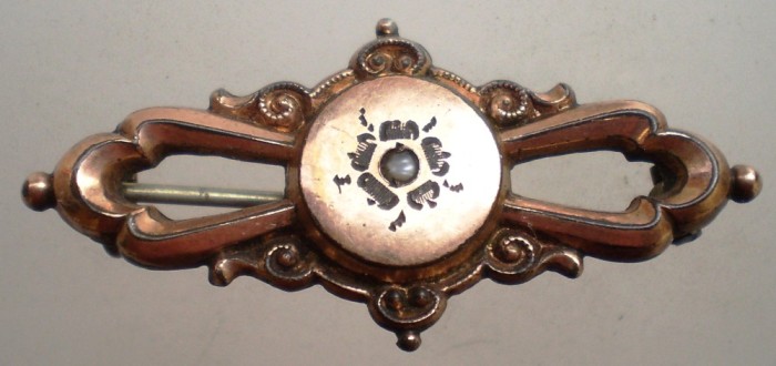 I.165 BROSA VECHE AURITA CU PERLA