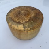 Cutie din lemn de salcie, cu capac Dimensiuni interior 6x11cm Finisat cu ulei mineral și ceara de albine și carnauba