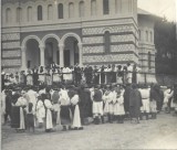 P2365N Zagra, mulțime de țărani rom&acirc;ni adunați &icirc;n fața bisericii, campanie electorală, anii 1920