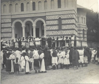 P2365N Zagra, mulțime de țărani rom&amp;acirc;ni adunați &amp;icirc;n fața bisericii, campanie electorală, anii 1920 foto