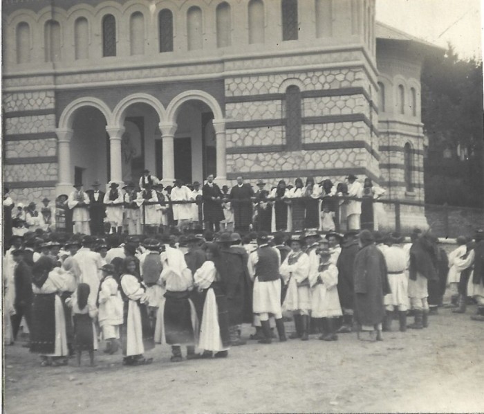P2365N Zagra, mulțime de țărani rom&acirc;ni adunați &icirc;n fața bisericii, campanie electorală, anii 1920