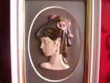 TABLOU CU RAMA LEMN SI CAMEE DIN CERAMICA 19 CM