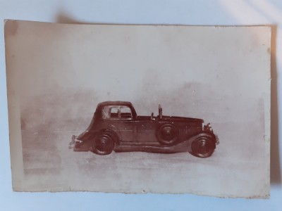 Fotografie veche cu mașinuță de jucărie foto