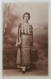 TANARA IN COSTUM POPULAR , CU COFA , IN STUDIO , FOTOGRAFIE FORMAT CARTE POSTALA , 1924