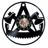 Ceas de perete decorativ realizat din disc de vinil, Model Tamplar Dulgher Unelte Lemn Ferastrau, Negru, 30 cm