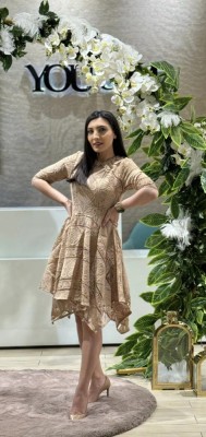 Rochie bej din dantela asimetrica foto