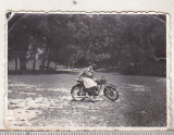 Bnk foto Femeie pe motocicleta, Alb-Negru, Romania 1900 - 1950, Transporturi