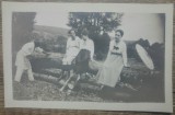 Grup de domnisoare, taran taind un copac/ fotografie, Romania 1900 - 1950, Portrete