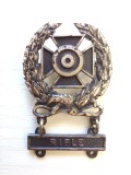 Insignă / Medalie militară vintage SUA Marksmanship Rifle Qualification Badge &bdquo;Sterlin Krew G-1&rdquo;, decorativă și de colecție