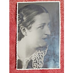 Fotografie tip carte postala, profil de femeie, perioada interbelica
