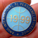 I.218 INSIGNA ROMANIA ANUL INTERNATIONAL AL PERSOANELOR VARSTNICE 1999 25mm, Romania de la 1950