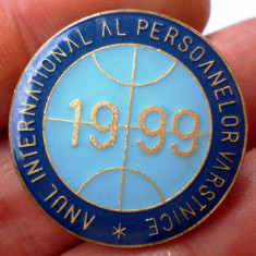 I.218 INSIGNA ROMANIA ANUL INTERNATIONAL AL PERSOANELOR VARSTNICE 1999 25mm