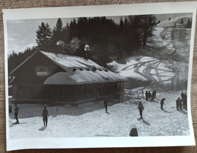 Schiori la Cabana Garbova, Predeal// fotografie perioada comunista foto