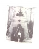 Poza mica fetita pionier in fata Monumenului Tanchistilor Sovietici din Cluj, Alb-Negru, Romania de la 1950, Portrete