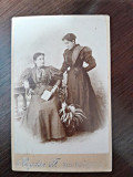 Fotografie, doua prietene, pe carton, sfarsit de secol XIX