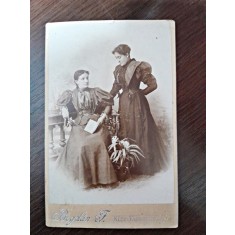 Fotografie, doua prietene, pe carton, sfarsit de secol XIX