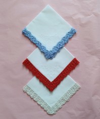 Lot de 3 batiste Vintage cu margine crosetata manual si broderie foto