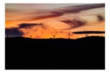 Tablou Canvas, "Apus vibrant peste turbine eoliene", Apus, V&acirc;nt, Siluete, Energie, Cer, Natură, Peisaj, 39 x 26 cm, CMCLASS