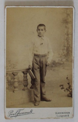 FOTOGRAFIE C.D.V. , STUDIO PAUL FROMMELT , HANNOVER , SCOLAR CU SAPCA , SFARSITUL SEC. XIX foto