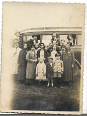A1689 Barbati femei copii autobuz Ghermanesti Iflov 1922 foto