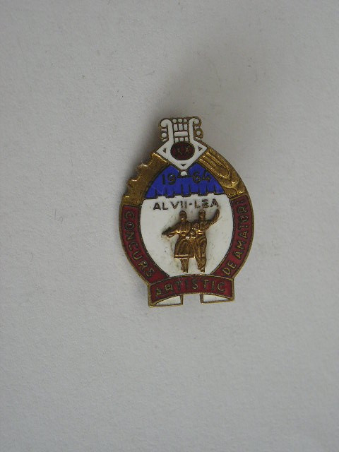 QW9 K 25 - Insigna - tematica arta - comunism - concurs artistic amatori - 1964