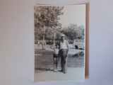 Lot 2 fotografii cu adulți și copii la Mamaia (județul Constanța) &icirc;n 1976