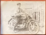 MOTOCICLETA VECHE CLASICA FOTOGRAFIE POSTBELICA,120 X 95 mm.