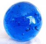 PRESPAPIER CRISTAL COLORAT GLOB CU BULE CONTROLATE