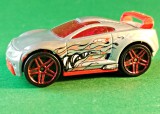 Drift Hot Wheels Chrysler 2009 Malaezia vintage 1:64 plastic gri metalizat dinți siglă flăcări, parbriz roșu, eleron plastic moale roșu Teku. X