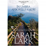 Cumpara ieftin In umbra arborelui Kauri, Sarah Lark