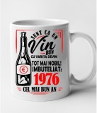 Cana alba personalizata Sunt ca un vin bun 1976, INOVATIX&reg;. 330 ml, Oem