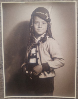 Fetita in costum// Polyfoto perioada interbelica foto