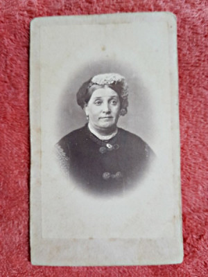 Fotografie tip CDV, femeie cu parul acoperit, inceput de secol XX foto