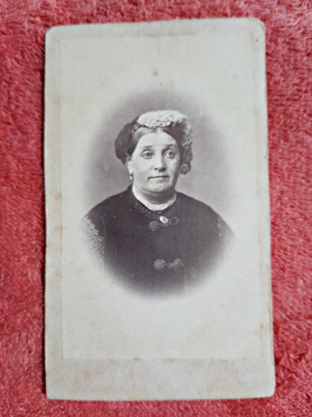 Fotografie tip CDV, femeie cu parul acoperit, inceput de secol XX