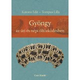 Gy&ouml;ngy az &uacute;ri &eacute;s n&eacute;pi &ouml;lt&ouml;zk&ouml;d&eacute;sben - Katona Edit