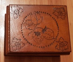 Caseta de bijuterii din lemn, pirogravata, vintage