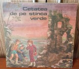 Disc vinil povesti - Cetatea de pe stinca verde EX+ vizual / Audiție foarte buna in general . Păcănituri ușoare , zgomot fond pe alocuri )