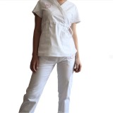 Cumpara ieftin Set Costum Medical Complet Dama, Alb: Scrub, Saboti si 6 Stickere