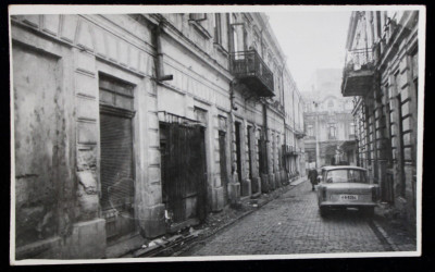 BUCURESTI , PASAJ SPRE STRADA GABROVENI , CU AUTOMOBIL TRABANT , FOTOGRAFIE MONOCROMA, PE HARTIE LUCIOASA , ANII &amp;#039;80 foto