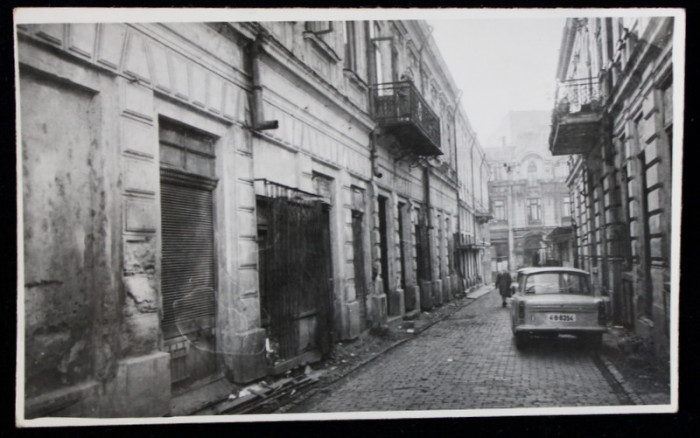 BUCURESTI , PASAJ SPRE STRADA GABROVENI , CU AUTOMOBIL TRABANT , FOTOGRAFIE MONOCROMA, PE HARTIE LUCIOASA , ANII &#039;80