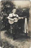 P2809N Femeie cu chitară, Transilvania, 1926