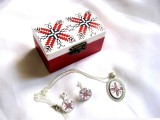 Set Cadou Bijuterii Lemn Traditional: Cutie, Cercei &amp; Colier Decoupage, Pictat Manual. Motive Romanesti Autentice
