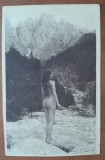 Fotografie tip carte postala, necirculata, tanara nud in peisaj montan, perioada interbelica