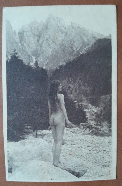 Fotografie tip carte postala, necirculata, tanara nud in peisaj montan, perioada interbelica