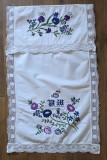 PERDEA MICUȚA / STERGAR VINTAGE DIN BUMBAC CU BRODERIE CUSUTA MANUAL