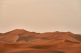 Tablou Canvas, "Dune infinite sub cerul serii", Dune, Nisip, Apus, Deșert, Vast, Ondulat, Senin, Cald, Izolare, Peisaj, 39 x 26 cm, CMCLASS
