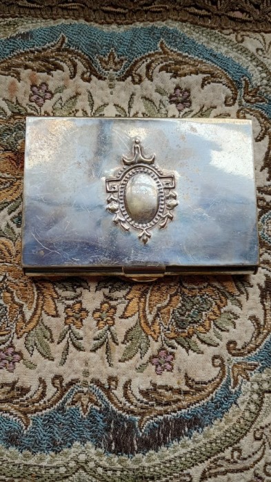 Tabachera Argintata /