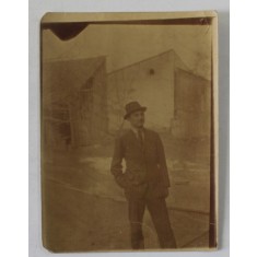 BARBAT IN COSTUM , IN EXTERIOR , FOTOGRAFIE , INTERBELICA