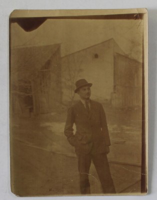 BARBAT IN COSTUM , IN EXTERIOR , FOTOGRAFIE , INTERBELICA foto