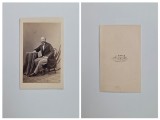 Fotografie de colectie CDV Atelier Johann Bauer, Portret de barbat asezat la masa, Wien, Viena, Austria, Austro-Ungaria, ca. 1860